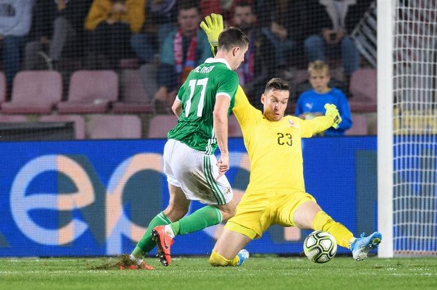 Paddy McNair ze Severního Irska obchází českého brankáře Jiřího Pavlenku a dává na 3:0 pro svůj tým.