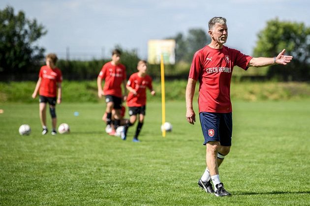 Trenér fotbalové reprezentace Jaroslav Šilhavý během tréninku s dětmi z fotbalové školy Petra Čecha