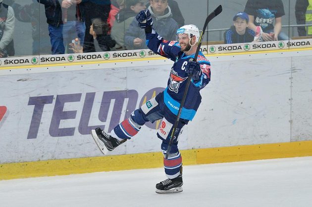 Michal Vondrka, autor druhého gólu Chomutova, slaví na ledě Mladé Boleslavi během zápasu předkola play off hokejové extraligy.