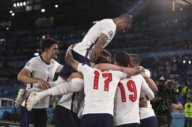 Anglická radost. Útočník Harry Kane slaví se spoluhráči vedení nad Ukrajinou ve čtvrtfinále EURO.