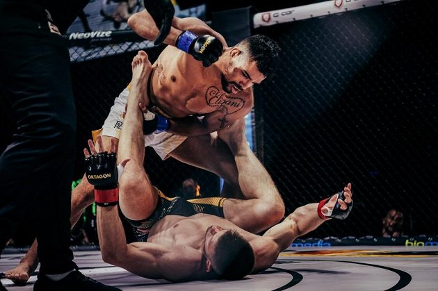Brazilec Kaik Brito dominuje v souboji s Robertem Bryczekem z Polska na turnaji OKTAGON 23.