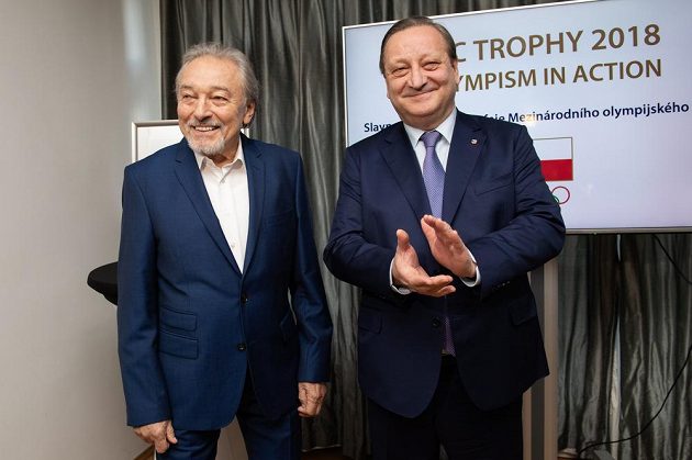 Karel Gott a ombudsman olympijského výboru Alexander Károlyi během předání ceny MOV za rok 2018, dne 10. prosince 2018 v Praze.