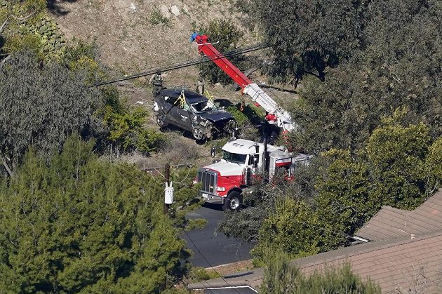 Těžká technika včetně jeřábu zasahovala po autonehodě slavného golfisty Tigera Woodse.