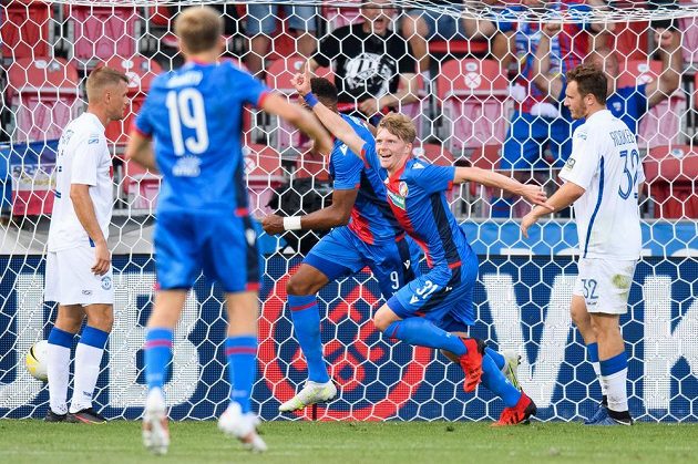 Pavel Šulc z Viktorie Plzeň oslavuje gól na 1:0 během utkání 2. předkola Evropské konferenční ligy.