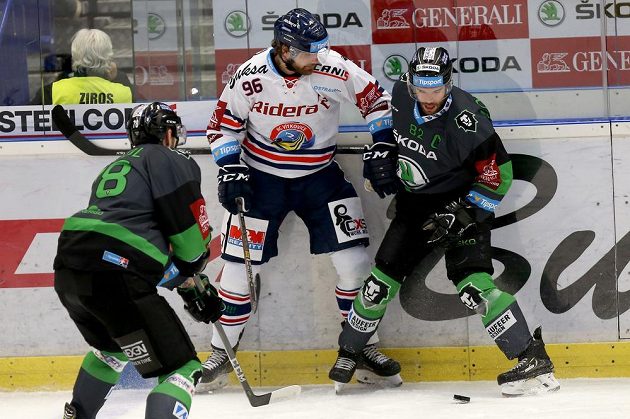 Hokejista Jaroslav Mrázek z Vítkovic se snaží prosadit v utkání 42. kola hokejové extraligy proti mladoboleslavské přesile. Zleva Lukáš Žejdl a vpravo Michal Vondrka.