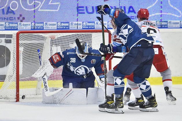 Zleva brankář Plzně Dominik Furch, David Jiříček z Plzně a Lukáš Cingel z Hradce Králové, který dává gól.