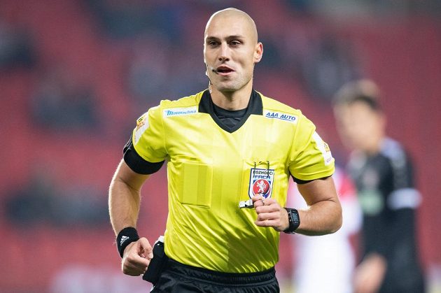 Rozhodčí Ondřej Ginzel během utkání 4. kola MOL Cupu mezi Slavií Praha a MFK Chrudim.