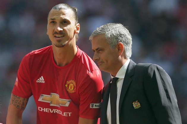 První trofej je naše! Zleva Zlatan Ibrahimovic a José Mourinho, nové osobnosti Manchesteru United.