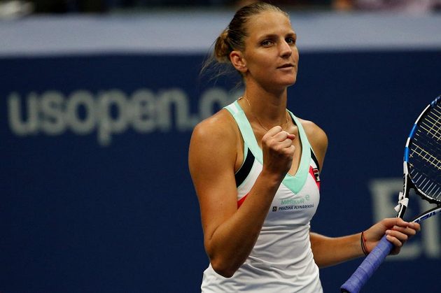 Vítězné gesto Karolíny Plíškové na konci zápasu 1. kola US Open proti Polce Linettové.
