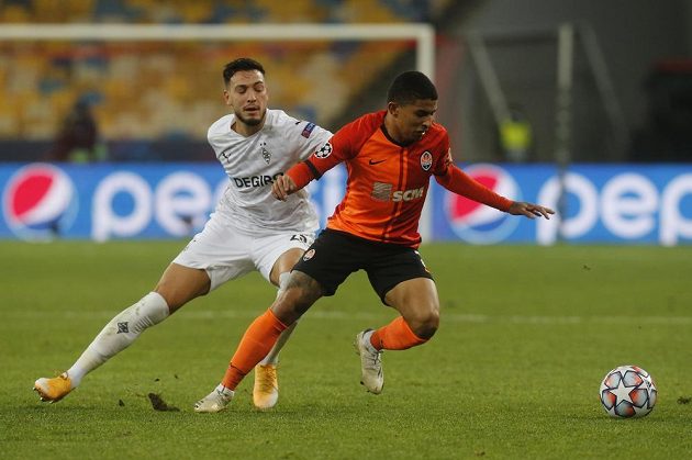 In the duel for the ball Dodo (right) from Shakhtar Donetsk and Rama Bensebaini from Borussia Mönchengladbach. 