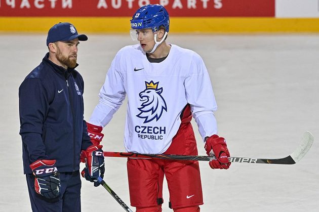 Jakub Vrána v rozmluvě s Filipem Pešánem na čtvrtečním dopoledním rozbruslení před klíčovou bitvou se Švédskem.