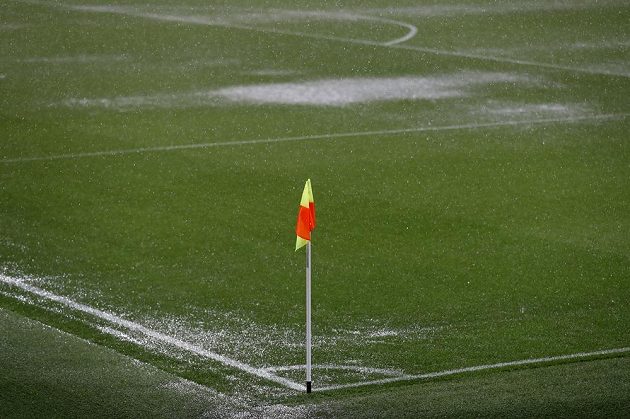 Stav trávníku na Etihad Stadium nedovolil sehrát zápas mezi Manchesterem City a Borussií Mönchengladbach.
