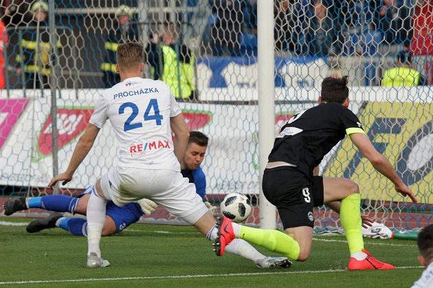 Obránce fotbalového Baníku Ostrava Václav Procházka a liberecký útočník Libor Kozák sledují, jak zasahuje brankář Ostravy Viktor Budinský ve čtvrtfinále fotbalového MOL Cupu.