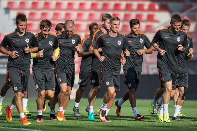 Fotbalisté Sparty zleva Lukáš Mareček, Josef Šural, Martin Nešpor, Jakub Brabec, Bořek Dočkal, Aleš Čermák, Ondřej Mazuch a Lukáš Juliš během tréninku před utkáním 3. předkola Ligy mistrů proti FC Steaua Bukurešť.
