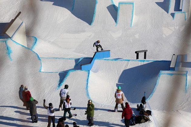 Snowboardistka Šárka Pančochová na překážkách olympijského parku v Jižní Koreji.