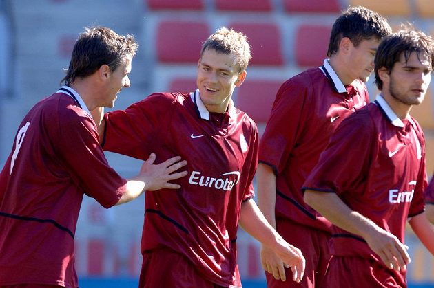 Chvíle radosti. Pavel Pergl (druhý zleva) během přípravného utkání v dresu sparťanské rezervy v přípravném utkání s Českými Budějovicemi v září 2005.