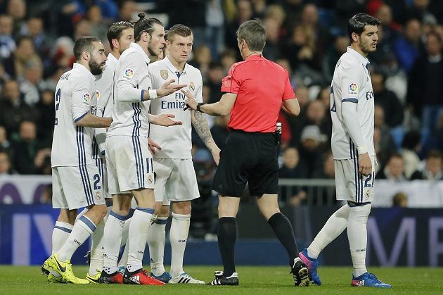 Fotbalista Realu Madrid Gareth Bale viděl v ligovém utkání proti Las Palmas červenou kartu. Na rozhodčího byl hodně naštvaný.