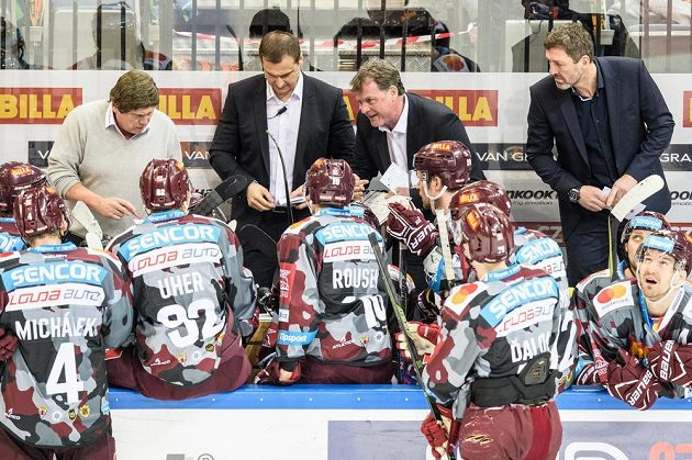 Trenéři Sparty (zleva) František Výborný, asistent Martin Janeček, Radim Rulík a asistent Jaroslav Nedvěd během utkání s Vítkovicemi.