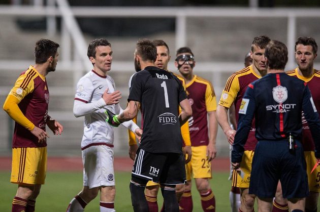 Útočník Sparty Praha David Lafata (v bílém dresu) v diskuzi s brankářem Dukly Filipem Radou.