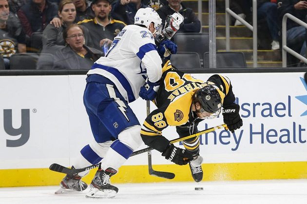 Hokejisté Tampy Bay Lightning si v duelu s Bostonem českého útočníka Davida Pastrňáka pořádně hleděli, ten ale stejně zářil.