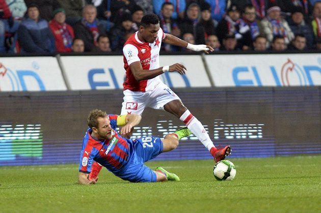 Zleva Daniel Kolář z Plzně a Simon Deli ze Slavie v souboji o míč ve šlágru 13. kola HET ligy.