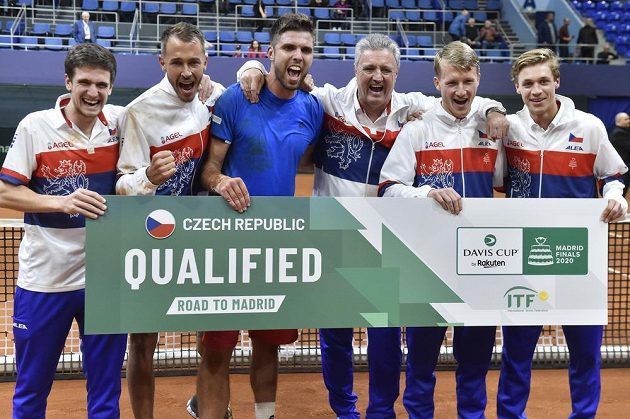 Český tým - (zleva) Vít Kopřiva, Lukáš Rosol, Jiří Veselý, kapitán Jaroslav Navrátil, Zdeněk Kolář a Jonáš Forejtek slaví postup na turnaj do Madridu.