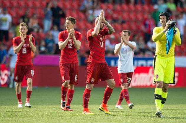 Fotbalisté české reprezentace (zprava) Petr Čech, Daniel Pudil, Milan Škoda a Ladislav Krejčí děkuji fanouškům za podporu.