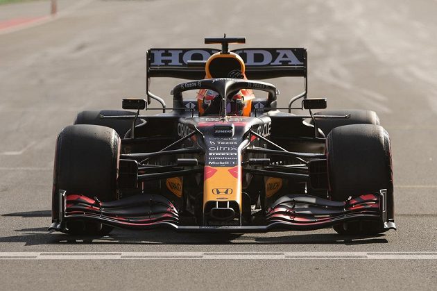 Jezdec formule 1 Max Verstappen na Red Bullu během kvalifikace na VC Nizozemska.
