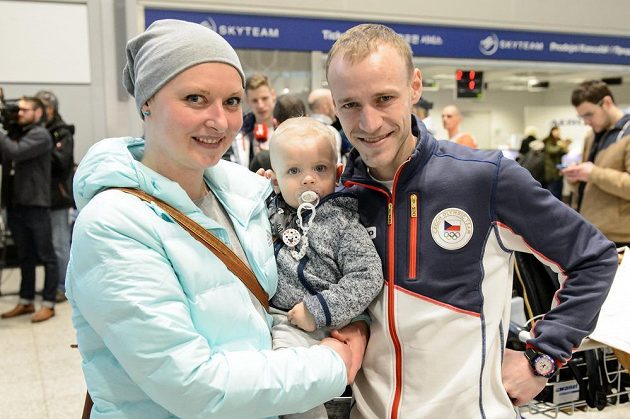 Skokan na lyžích Roman Koudelka s rodinou během odletu na ZOH 2018 do jihokorejského Pchjongčchangu.