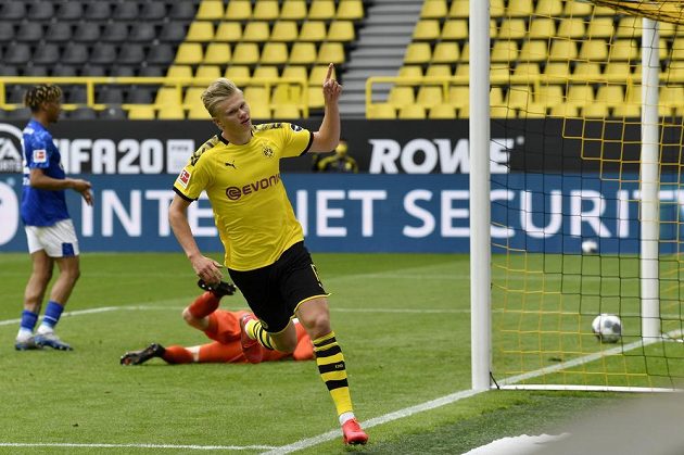 Dortmundský Erling Haaland poté, co překonal Markuse Schuberta v bráně Schalke.