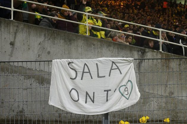 Úcta k bývalému hráči FC Nantes Emilianu Salovi, který zmizel při letu do nového působiště v Cardiffu, byla znát na stadionu na každém kroku.