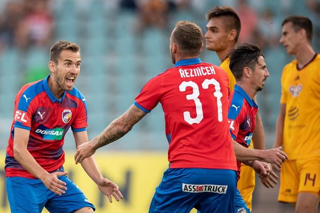 Plzeňský záložník Tomáš Hořava (vlevo) a Jakub Řezníček oslavují gól na 1:1 během utkání s Duklou.