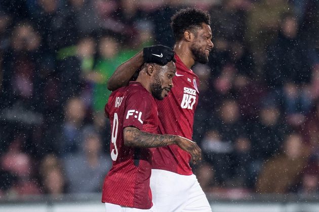 Fotbalisté Sparty Praha Guélor Kanga a Benjamin Tetteh (vpravo) si užívají gólovou radost v duelu s Mladou Boleslaví.
