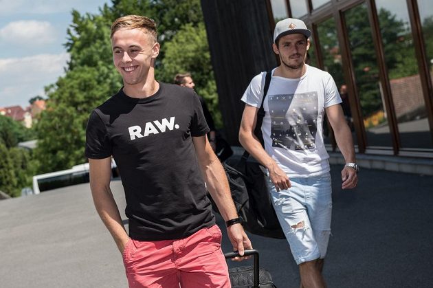 Martin Hašek (vlevo) a Milan Havel přicházejí na sraz reprezentace do 21 let před nadcházejícím ME v Polsku.