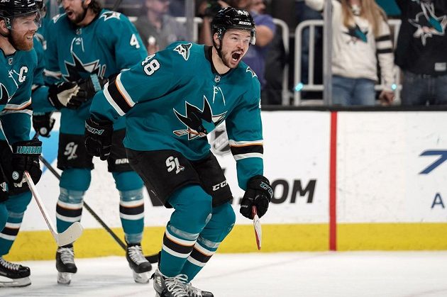 Český hrdina v dresu San Jose. Hokejový útočník týmu Sharks Tomáš Hertl slaví. Gólem a asistencí pomohl Žralokům k postupu přes Colorado v play off NHL.