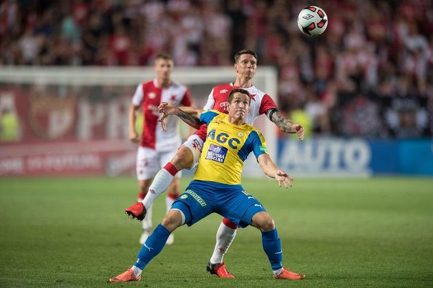 Marek Červenka z Teplic a Jiří Bílek ze Slavie Praha v utkání 1. kola HET ligy, SK Slavia Praha - FK Teplice, hrané 28. července 2017 v Eden Areně v Praze.