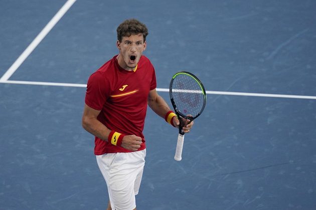 Pablo Carreňo Busta ze Španělska se raduje z bronzové medaile a z vítězství nad Srbem Djokovičem