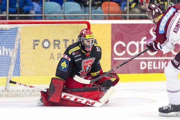 Petr Kumstát ze Sparty překonává z trestného střílení brankáře Pavla Kantora z Hradce Králové a stvrzuje postup Pražanů do semifinále extraligy.