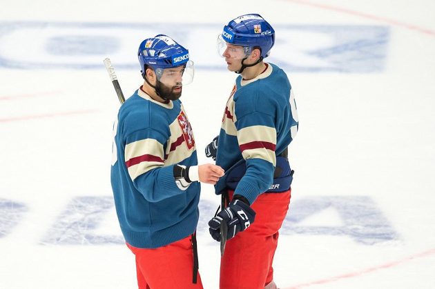 Radko Gudas (vlevo) a Jakub Krejčík během utkání turnaje Carlson Hockey Games se Švédskem.