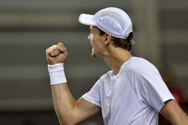 Tomáš Berdych se raduje po vítězství nad Stanislasem Wawrinkou, kterým rozhodl o postupu českého týmu do ćtvrtfinále.