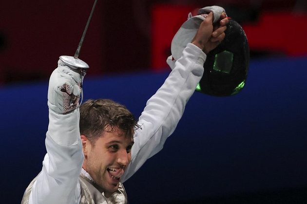 Český šermíř Alexander Choupenitch se raduje z postupu do semifinále soutěže fleretistů.