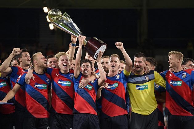 Zleva plzeňští Aidin Mahmutovič, Daniel KOlář, František Rajtoral, Milan Petržela, David Limberský, Matúš Kozáčik a Václav Procházka oslavují vítězství v Superpoháru nad Libercem.