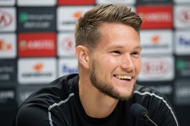 Český brankář Sevilly Tomáš Vaclík během byl během tiskové konference před utkáním osmifinále Evropské ligy se Slavií Praha dobře naladěný. Ještě ale nevěděl, zda nastoupí.