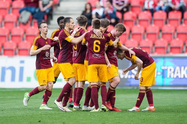 Fotbalisté Dukly Praha oslavují gól na 1:1 v derby se Slavií hraném v Edenu. Nakonec zápas skončil nerozhodně 2:2.
