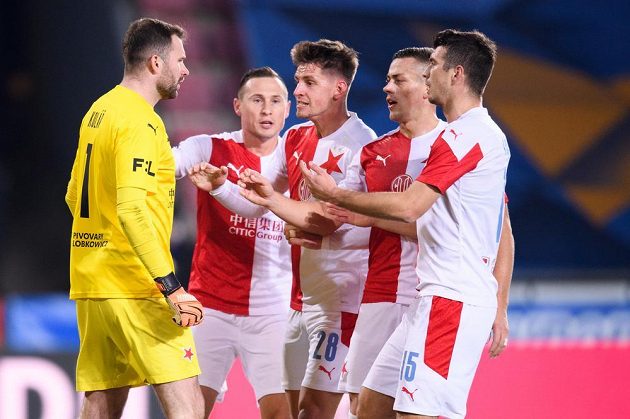 Spoluhráči ze Slavie gratulují brankáři Ondřeji Kolářovi poté, co v prvním poločasu zlikvidoval sparťanskou penaltu.