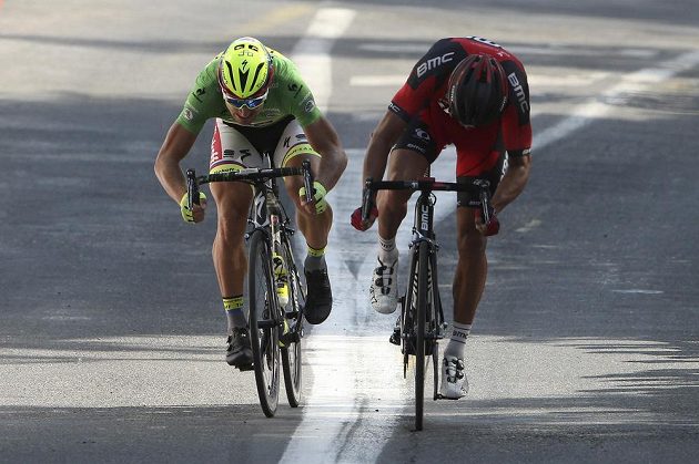 Bitva o vítězství ve 13. etapě Tour. Vlevo spurtující Slovák Peter Sagan, vpravo Belgičan Greg van Avermeat.
