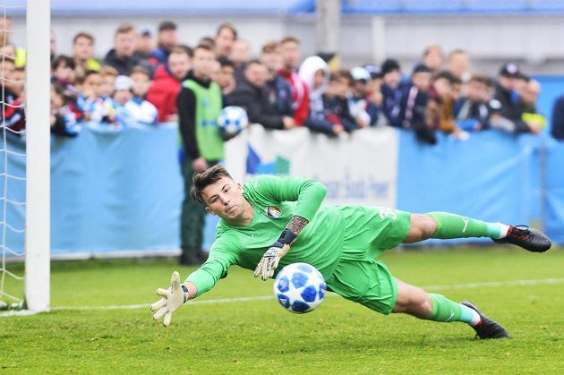Brankář Richard Mařík z Viktorie Plzeň zasahuje při šanci Realu Madrid během utkání 4. kola UEFA Youth League pro fotbalisty do 19 let.