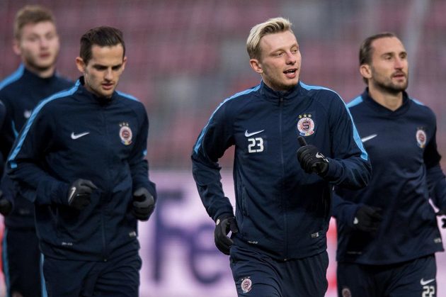 Sparťané se připravují na úvodní osmifinálový duel Evropské ligy s Laziem. Vpředu je záložník Ladislav Krejčí.