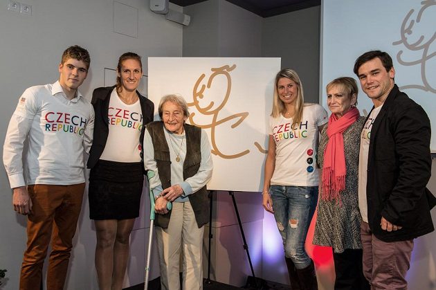 Vodní slalomář Lukáš Rohan (zleva), Mirka Knapková, Dana Zátopková, Andrea Hlaváčková, Věra Čáslavská a Vavřinec Hradilek s motivem pro OH 2016 v Riu.