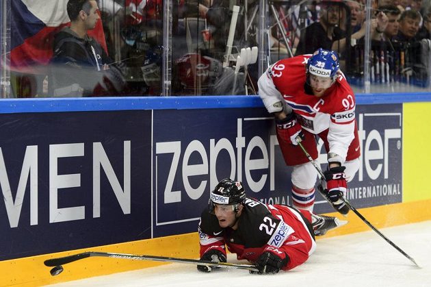 Obránce Kanady Tyson Barrie (vlevo) a český útočník Jakub Voráček bojují o kotouč.